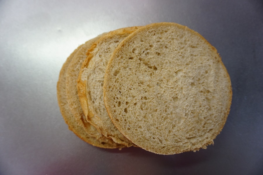 パンを4枚にスライスします。