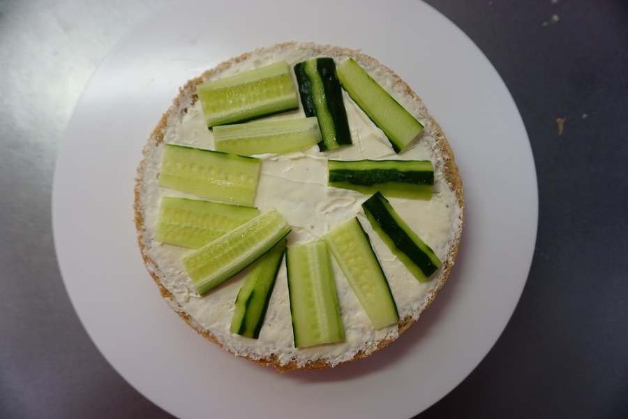 きゅうりの半量をのせます。