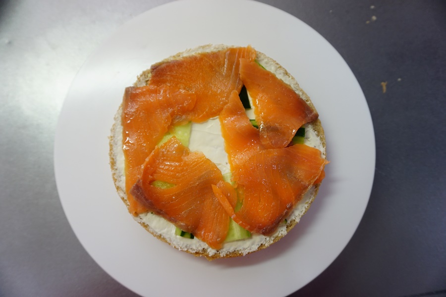 サーモンの半量をのせます。