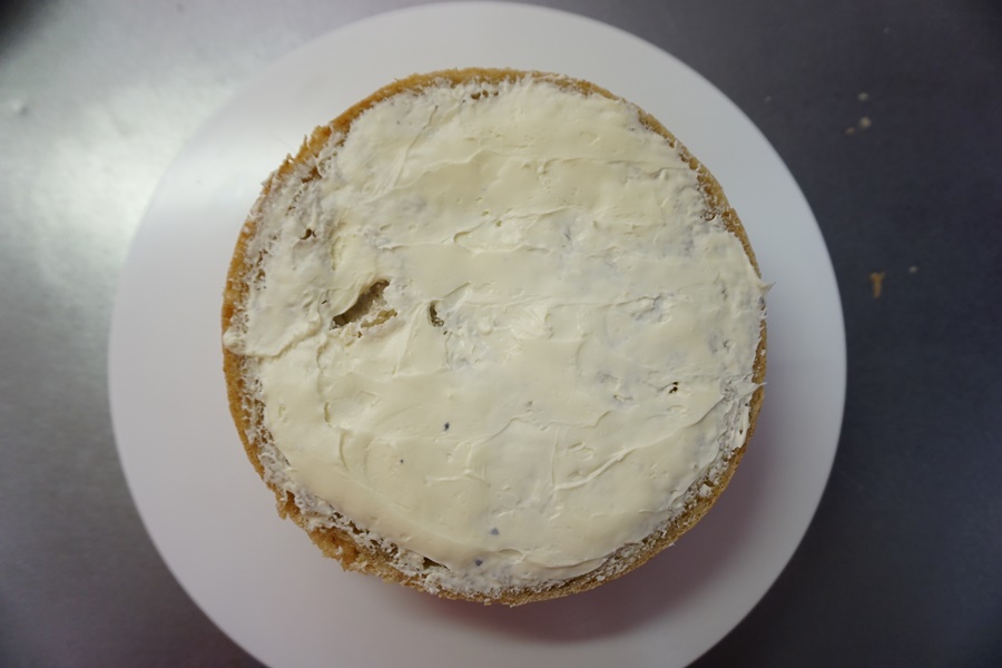 パンをのせ、22のサワークリームを残りの半分塗ります。