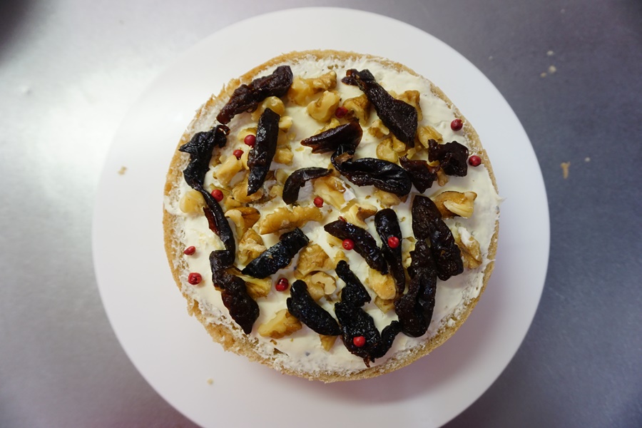 プルーンと胡桃をのせます。