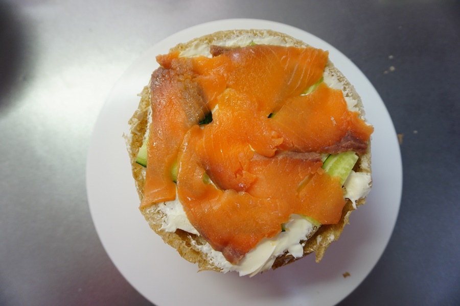 同様にパンをのせ、サワークリームを塗り、残ったきゅうりとサーモンをのせます。