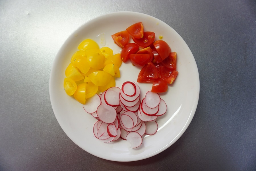 プチトマトやラディッシュをのせ、側面に砕いたピスタチオ、アーモンドスライスをトッピングします。