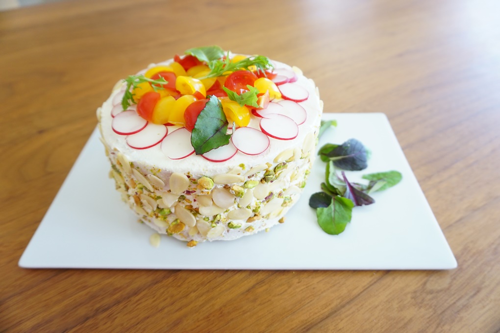 中に入れる具材、トッピングはお好みで変更してください。 ラップをして2・3時間涼しい場所においておくと、水分がパンにしみこみ味がなじむので、さらにおいしくなります。