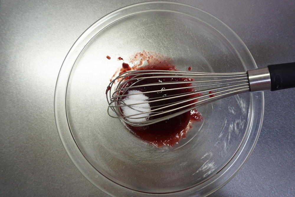 【折り込みシート作り】耐熱容器にジャムを入れ、お好みで砂糖を加えて混ぜます。