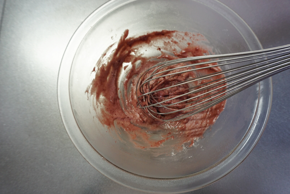 600wの電子レンジで1分加熱し、よく混ぜます。さらに30秒加熱します。