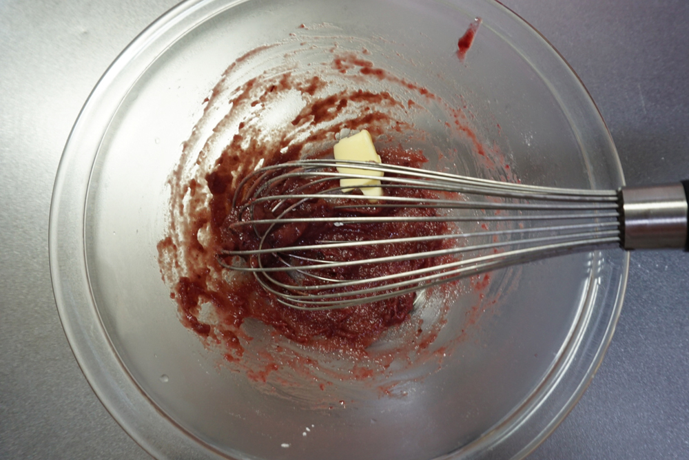 バターを加えてよく混ぜます。