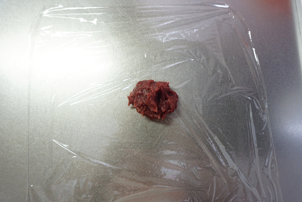 ラップを広げ、折り込みシート生地をひとまとめにして置きます。