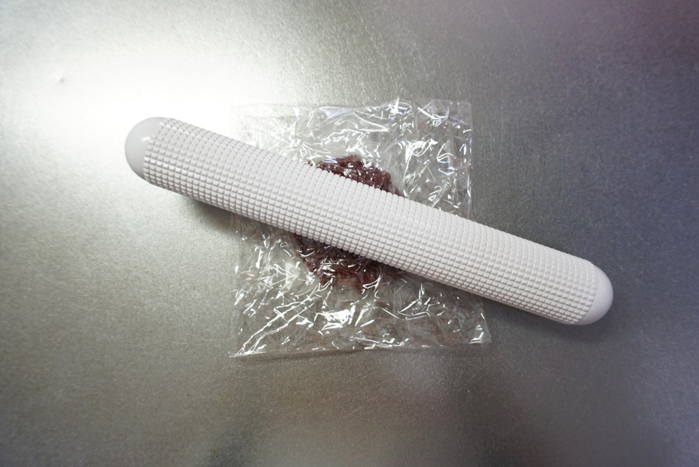 ラップを15cm四方の正方形に折りたたみ、めん棒などで生地を広げます。