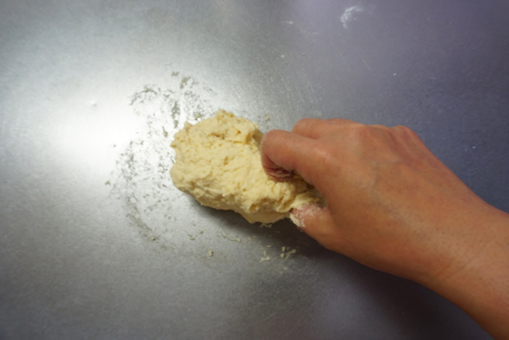 生地をつかんで台に叩きつける動作を3分程度繰り返します。