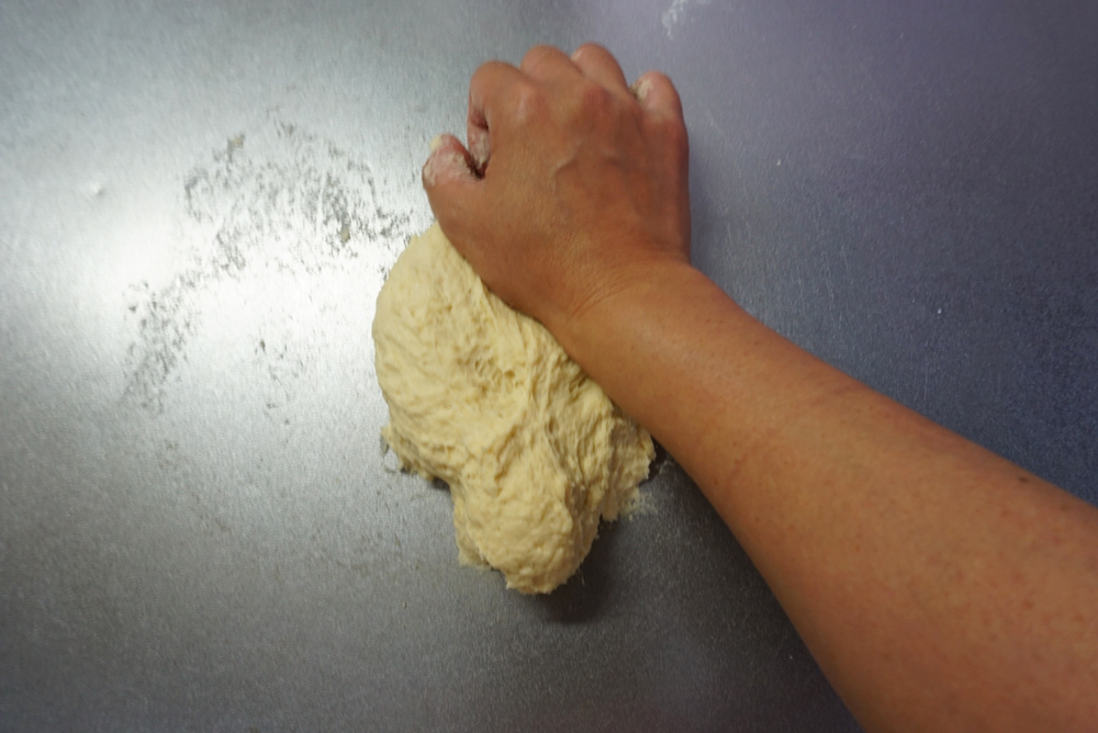 台にこすり付けるように8分ぐらい捏ねます。