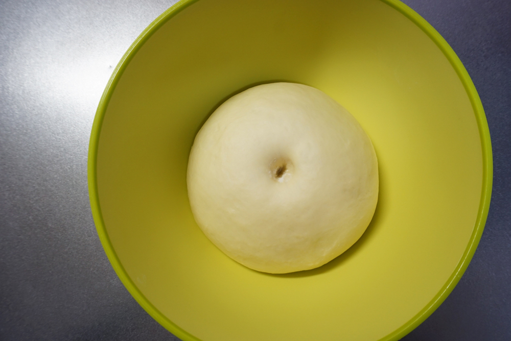 フィンガーテスト：強力粉（分量外）を指につけ、生地の中央に穴を開けます。 穴が戻ってこなければ発酵完了です。