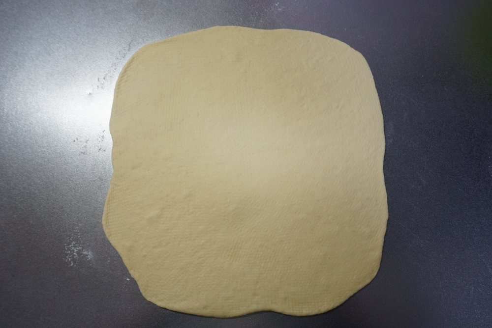 生地を25cm×25cm程度の正方形に広げます。