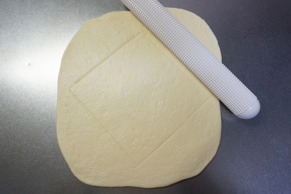 目印を付けた外側の生地を薄く伸ばします。