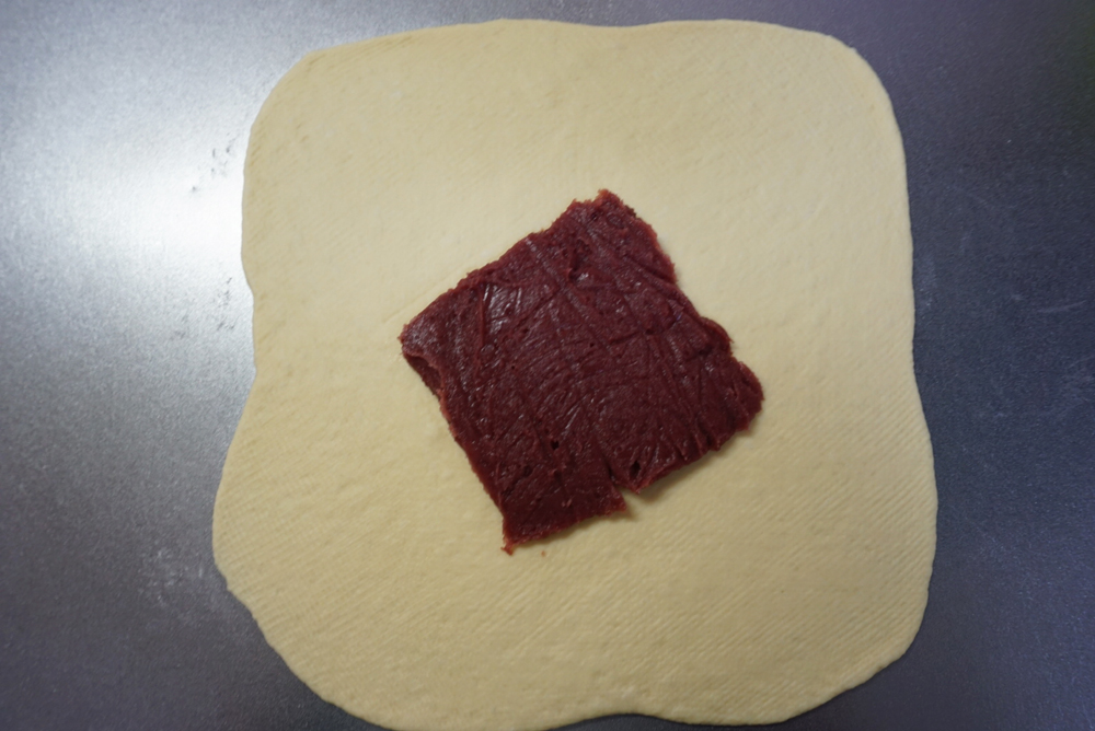 ラップから外した折り込みシートを置きます。