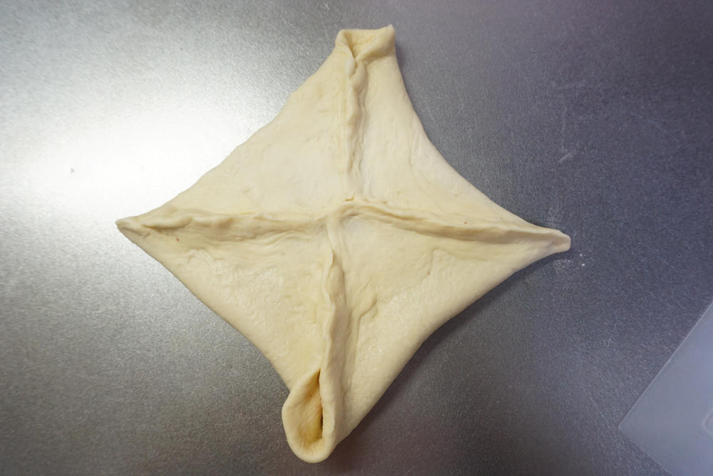 生地を閉じ合わせていきます。空気が抜けるように、少し間を開けておきます。