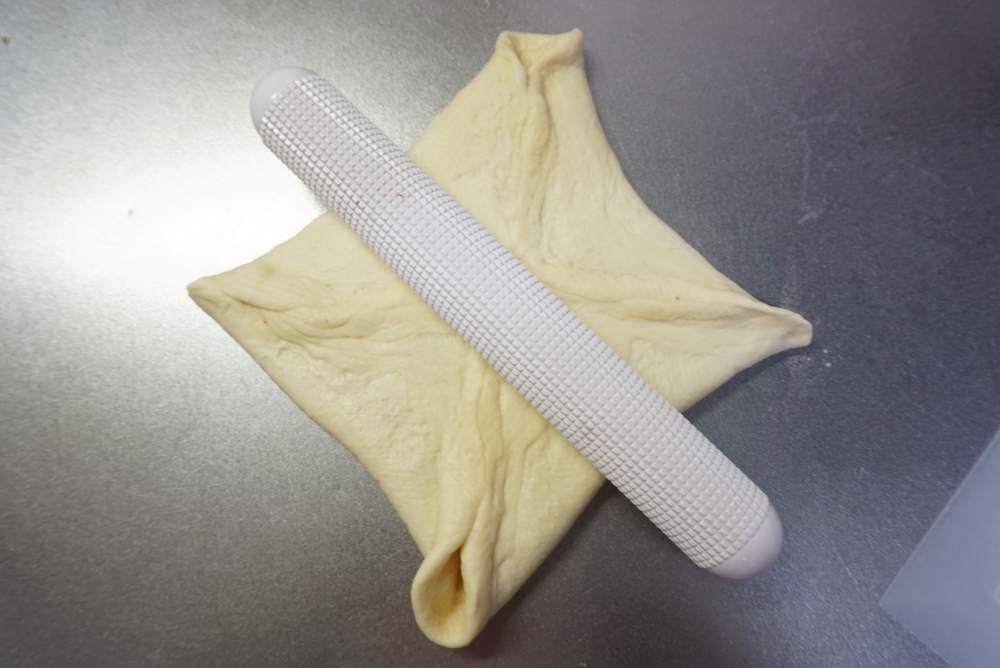 めん棒で軽く空気を抜きます。