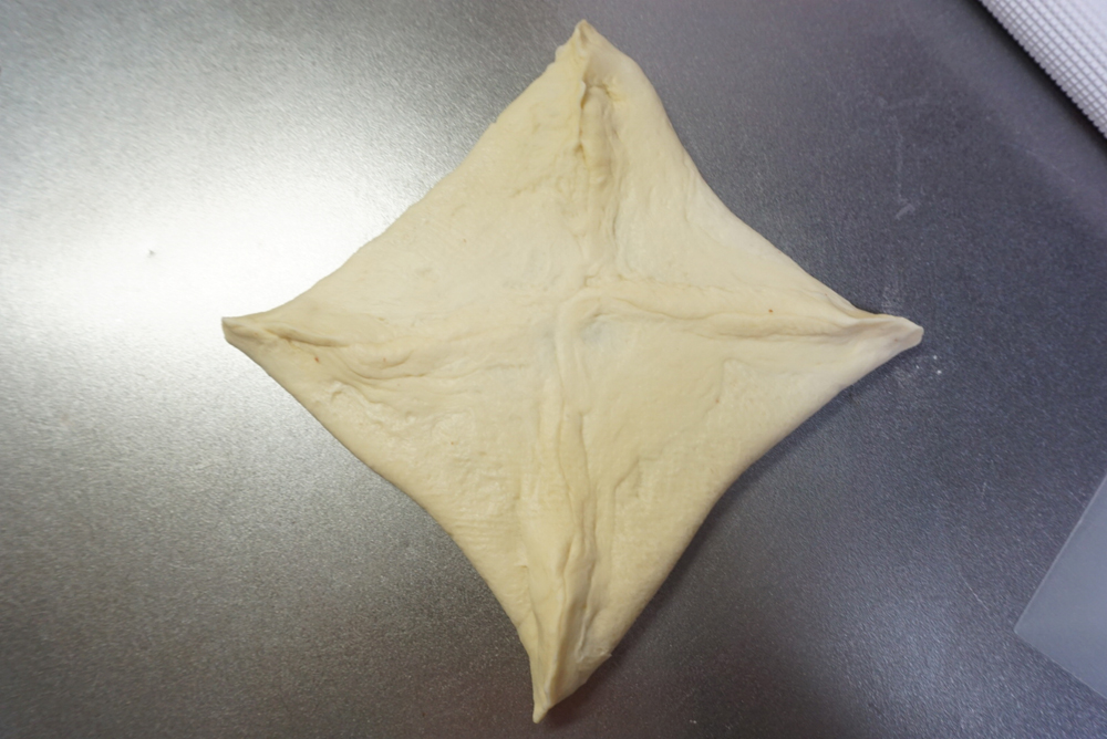 閉じ目をしっかり閉じます。