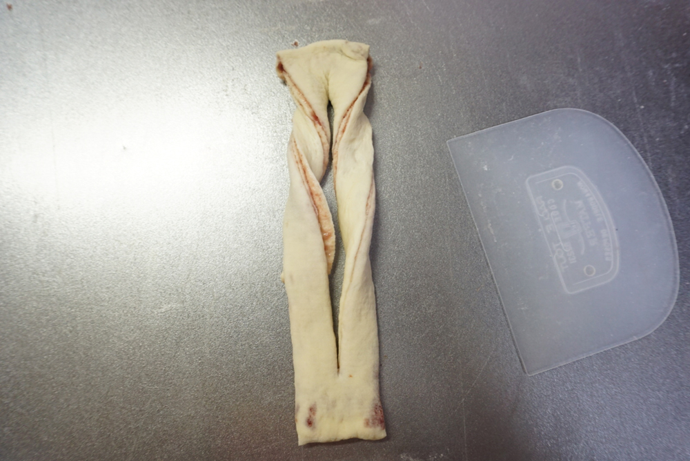 切れ目に向こう側の生地をくぐらせます。