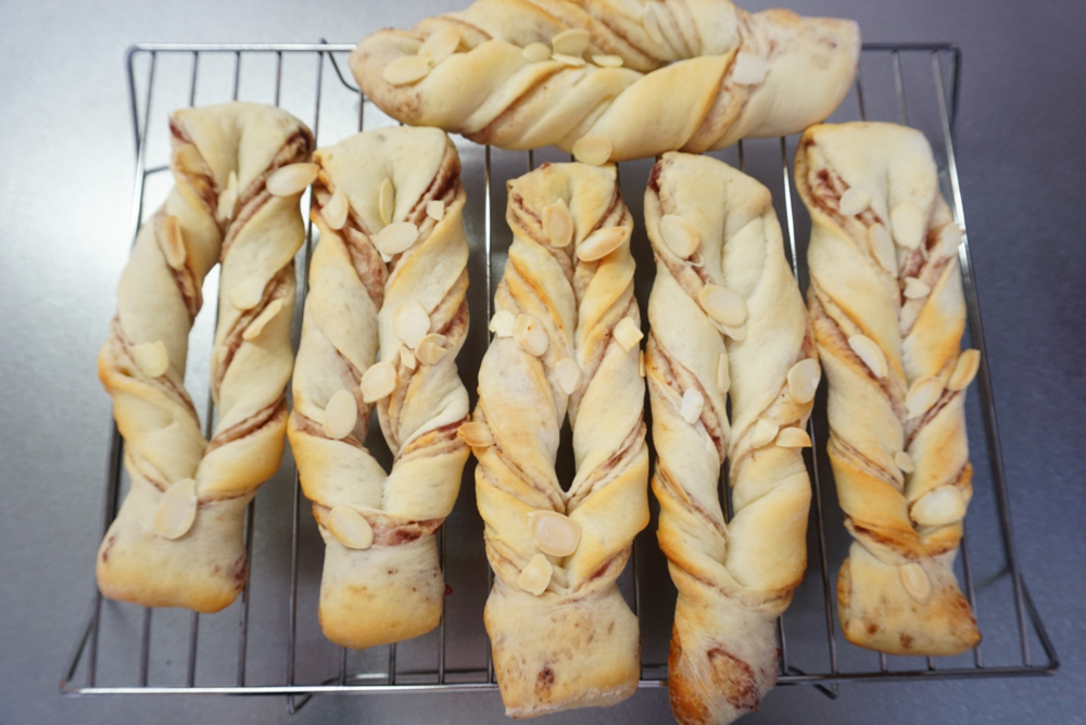 170度のオーブンで14分焼きます。 ケーキクーラーなどに乗せて粗熱を取ります。