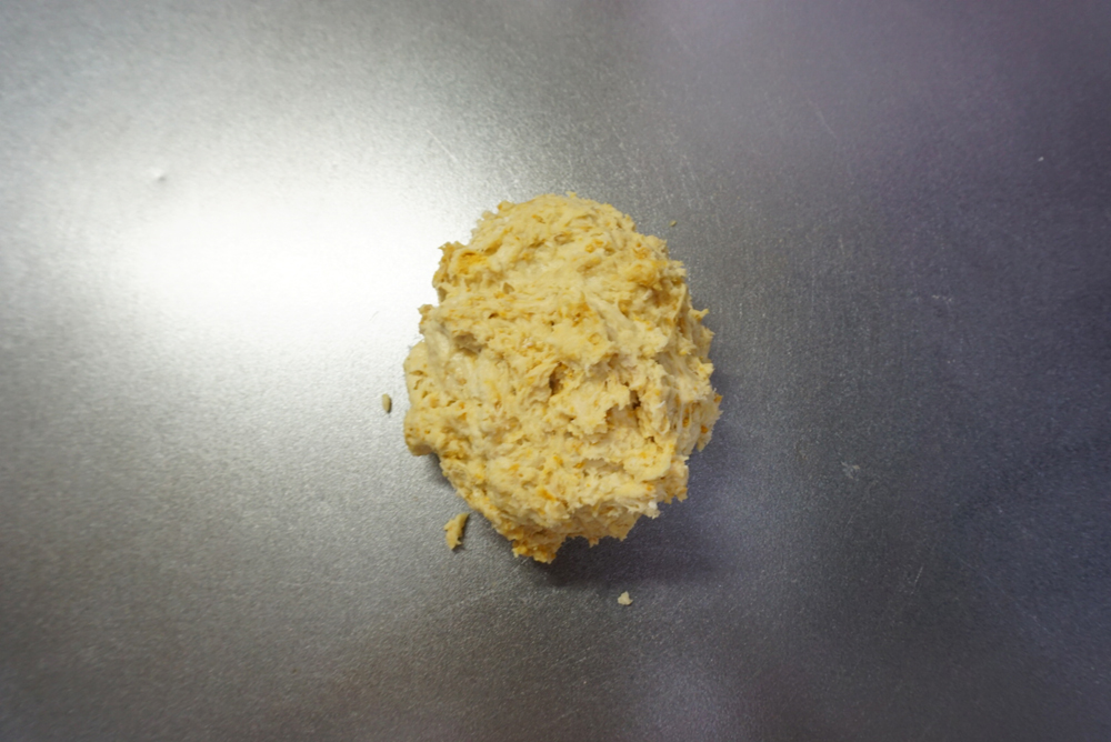 生地の状態を見ながら水を足し、さらに混ぜます。ひとまとまりになったところでボウルから出します。