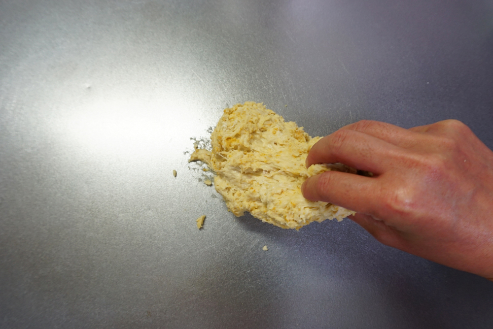 生地をつかんで台に叩きつける動作を3分程度繰り返します。