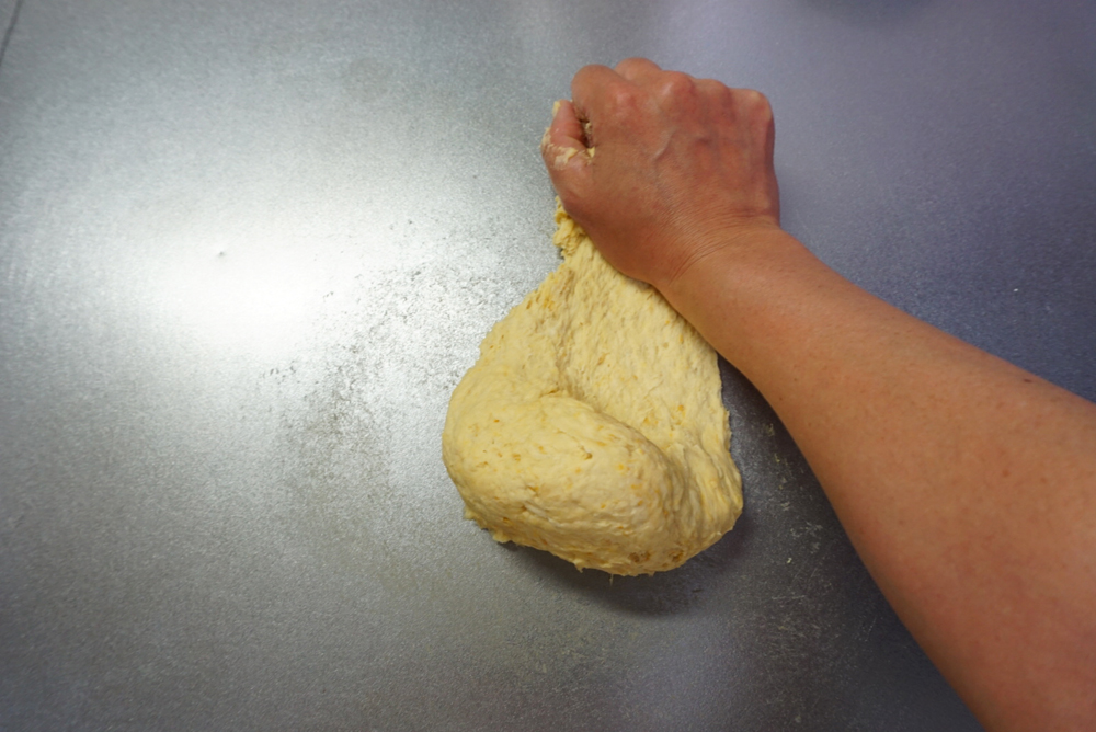 台にこすり付けるように8分ぐらい捏ねます。