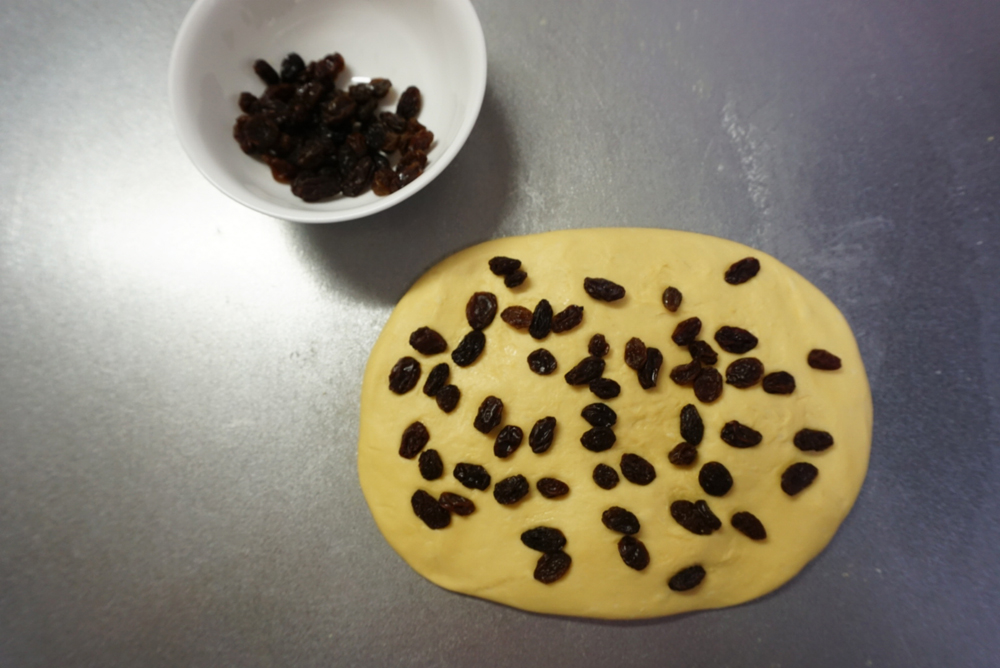 レーズンを三分の一のせます。