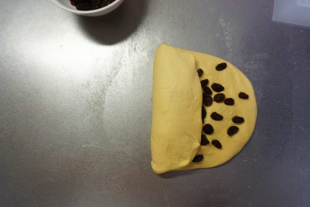 左三分の一を右側に折ります。