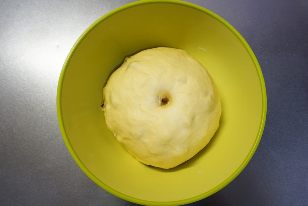 フィンガーテスト：強力粉（分量外）を指につけ、生地の中央に穴を開けます。<br /> 穴が戻ってこなければ発酵完了です。