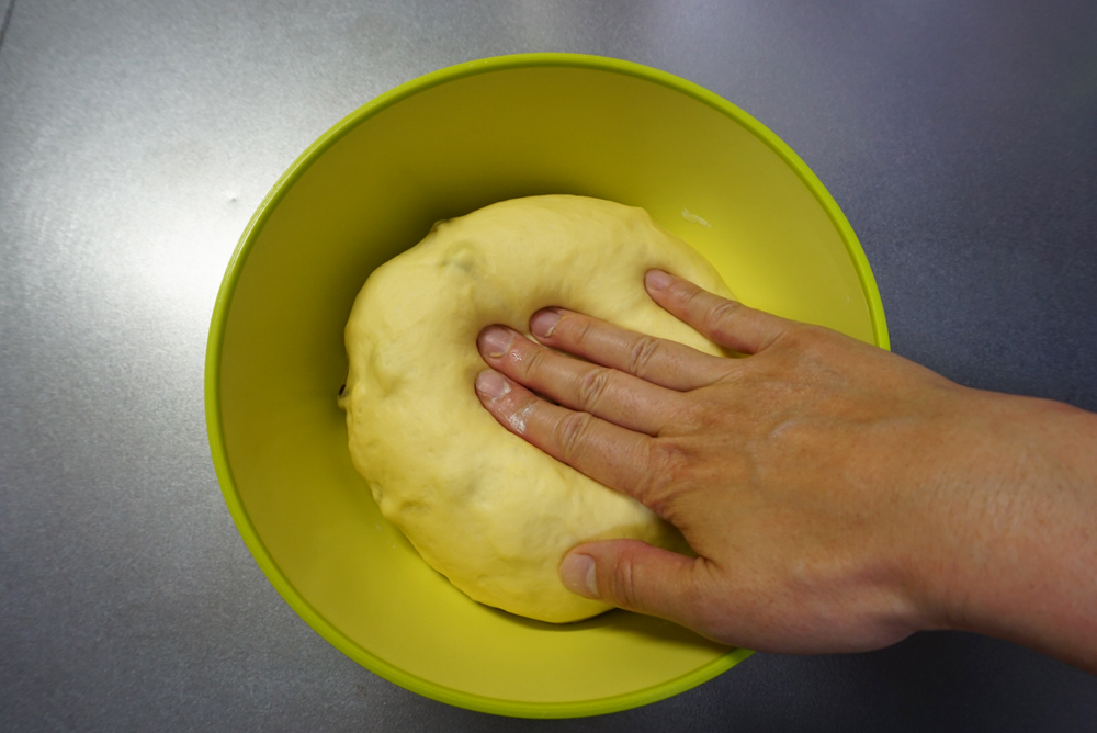 パンチ：軽く空気を抜きます。