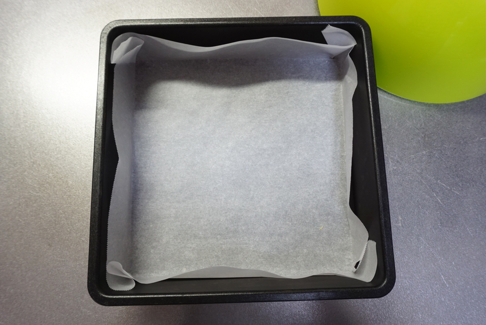 スクエアケーキ型にクッキングシートを敷きます。