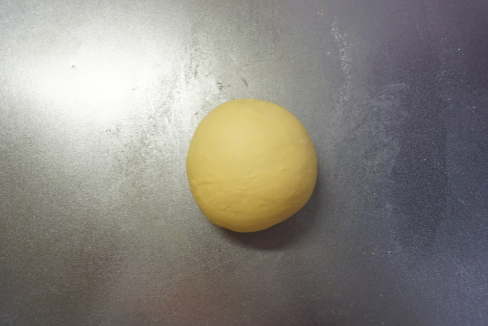 生地を丸めなおします。