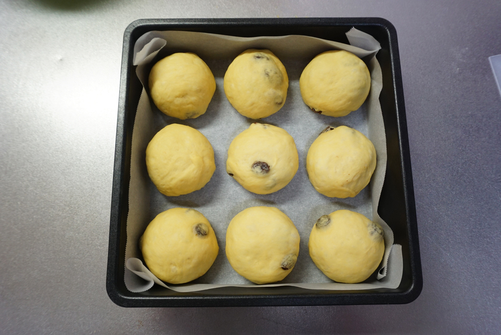 スクエアケーキ型に生地を並べます。 隙間が空いていてかまいません。