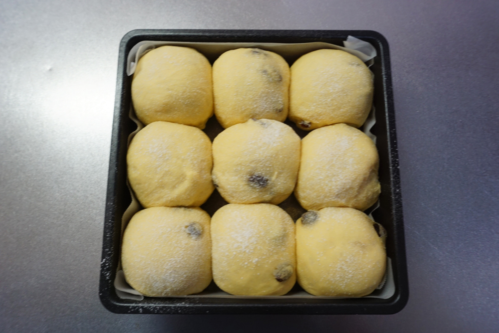 強力粉（分量外）を薄くふるいます。