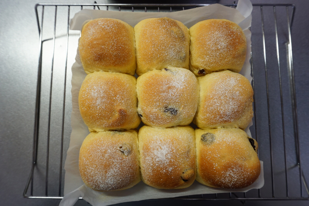 170℃に予熱したオーブンで約17分焼きます。 途中、焼き色が付きすぎてしまう場合は、アルミなどを生地にかけます。 焼き上がりはケーキクーラーなどに乗せて粗熱を取ります。