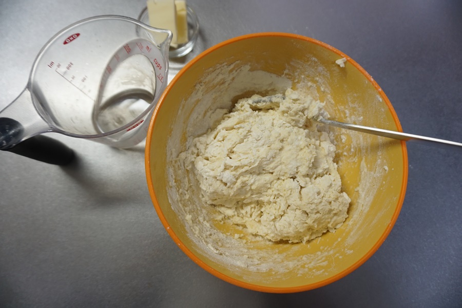 ドライイーストめがけて水を9割入れ、スプーンや菜箸で混ぜます。
