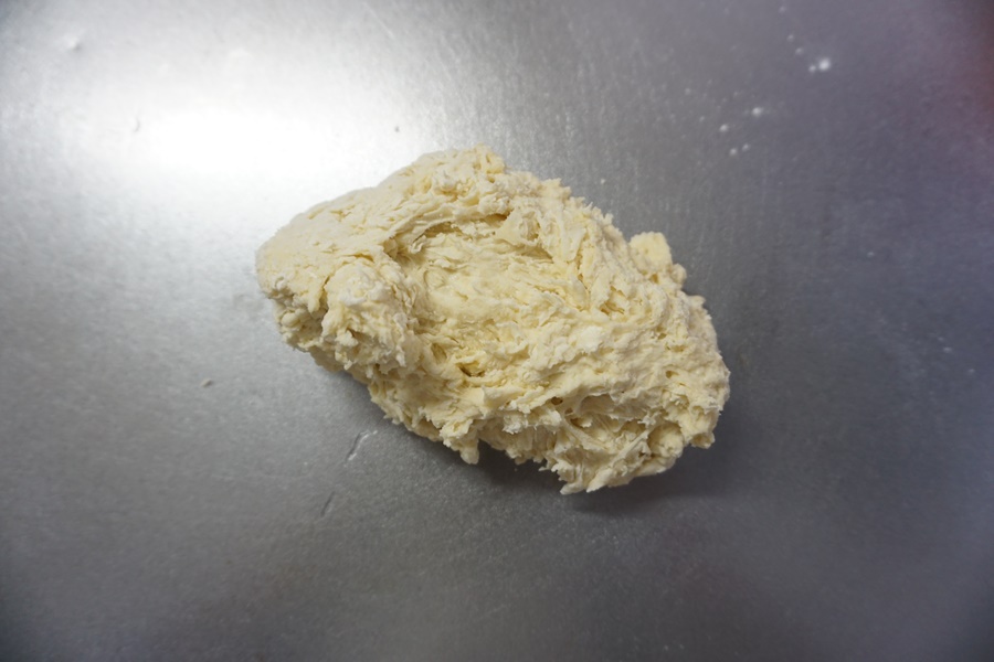 生地の状態を見ながら水を足し、ひとまとまりになったところでボウルから出します。