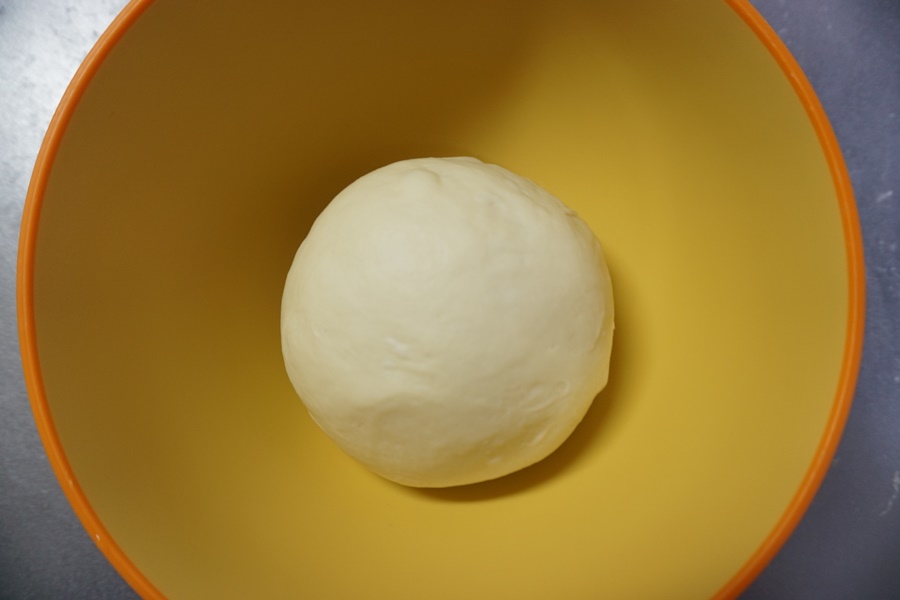 表面がつっぱるように丸め、とじ目を下にしてボウルに入れます。