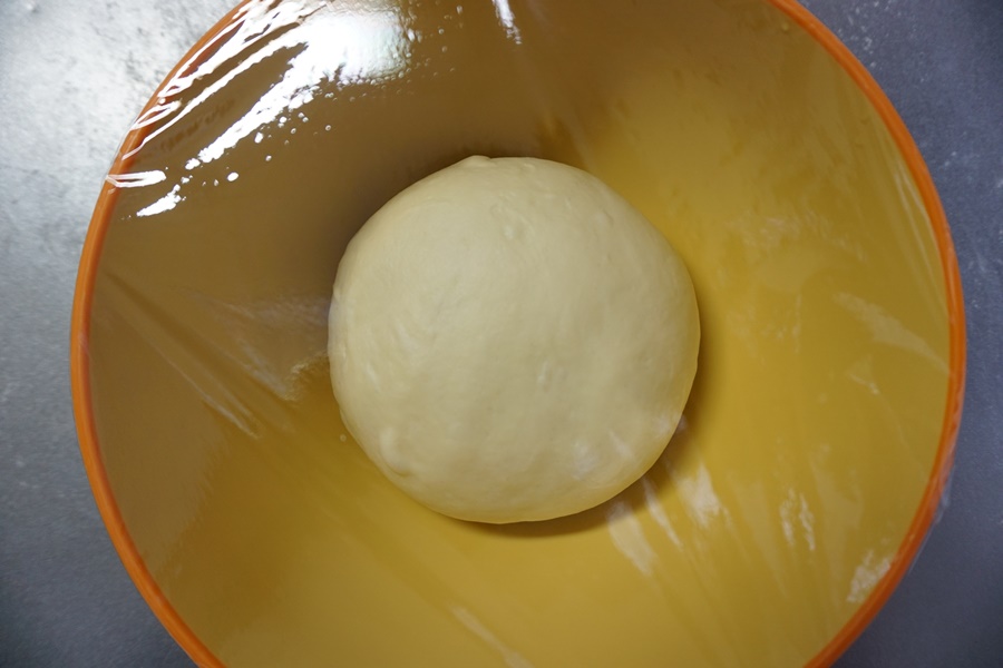 一次発酵：ラップをかけて、暖かい場所で約1時間発酵させます。夏場は常温、冬場はオーブンの発酵機能（35℃）を使うと便利です。時間はあくまでも目安です。生地が2倍になるまで待ってください。