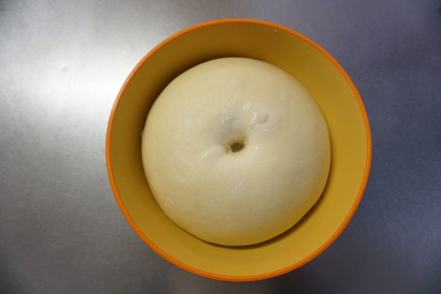 フィンガーテスト：生地が約2倍に膨らんだところで指に強力粉（分量外）を付け、生地の中央を穴をあけるように押します。穴を開けた部分の生地が戻って来なければ発酵完了です。