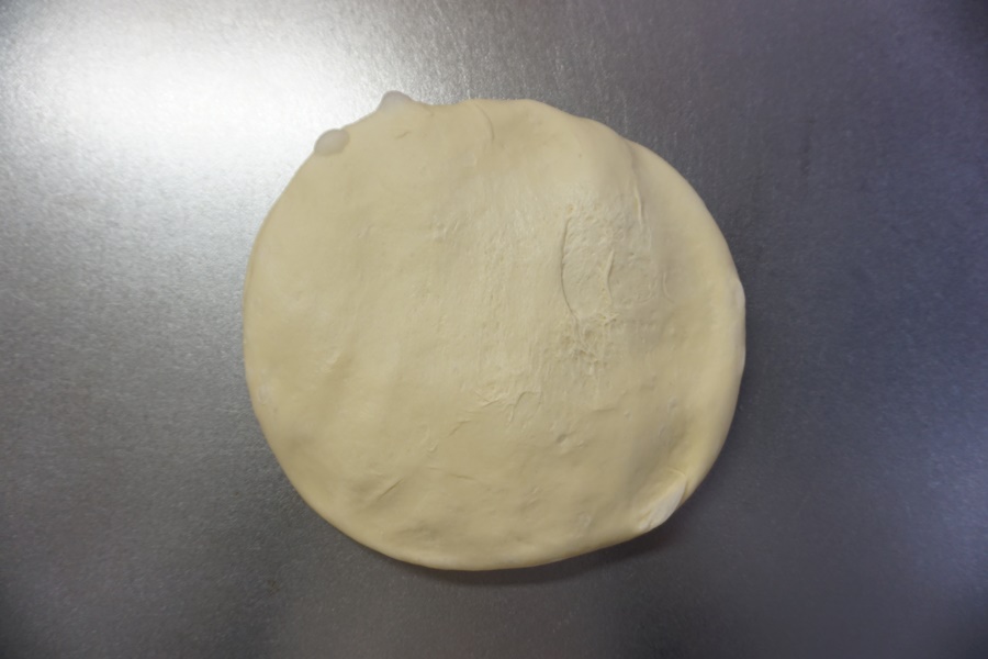 パンチ：生地の空気を抜くように、手のひらで優しく押します。