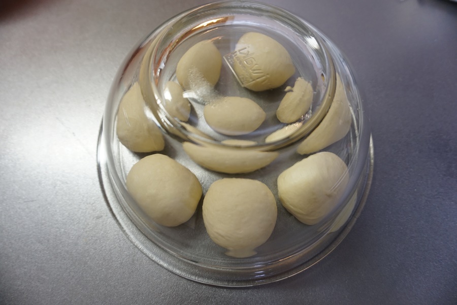 ベンチタイム：生地を8等分して丸め、乾燥しないようにして15分休ませます。