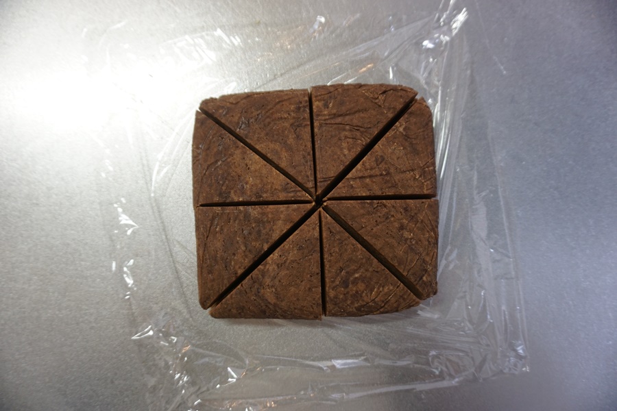 チョコメロン生地を8等分します。