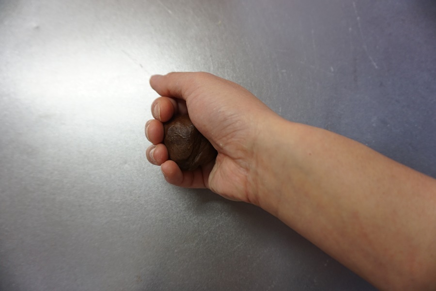 メロン生地を手でこねます。