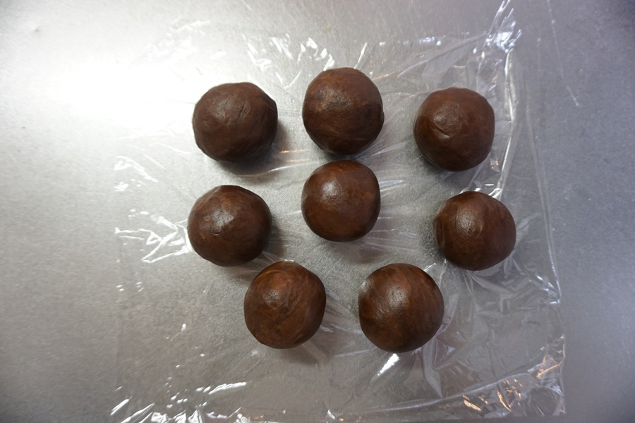 少しこねたメロン生地をまるめておきます。