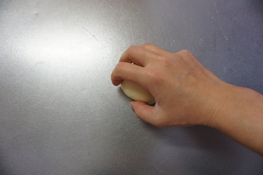 軽く台で転がします。