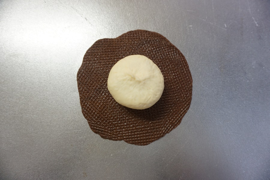 クッキー生地を広げ、パン生地のとじ目を上にして置きます。