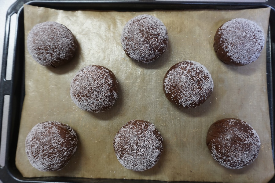 オーブンシートを敷いた天板に並べます。