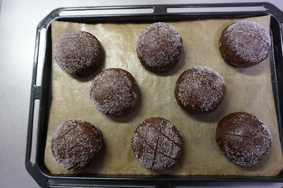 オーブンを170℃に予熱します。 カードやゴムベラなどで模様をつけます。